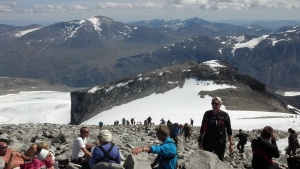 A lot of people on the way up of Galdhøpiggen, Glittertind in the background.